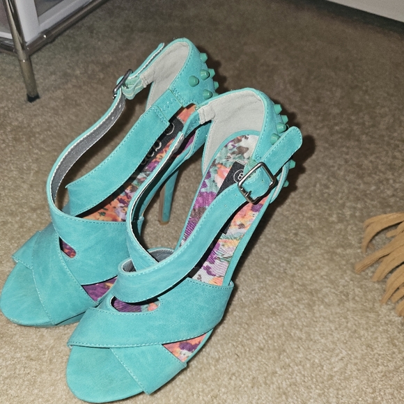 Shoes - High heels